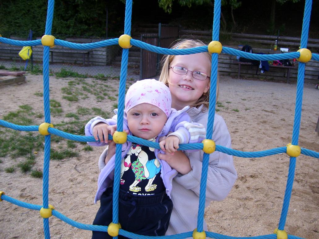 holky ma hřišti.JPG